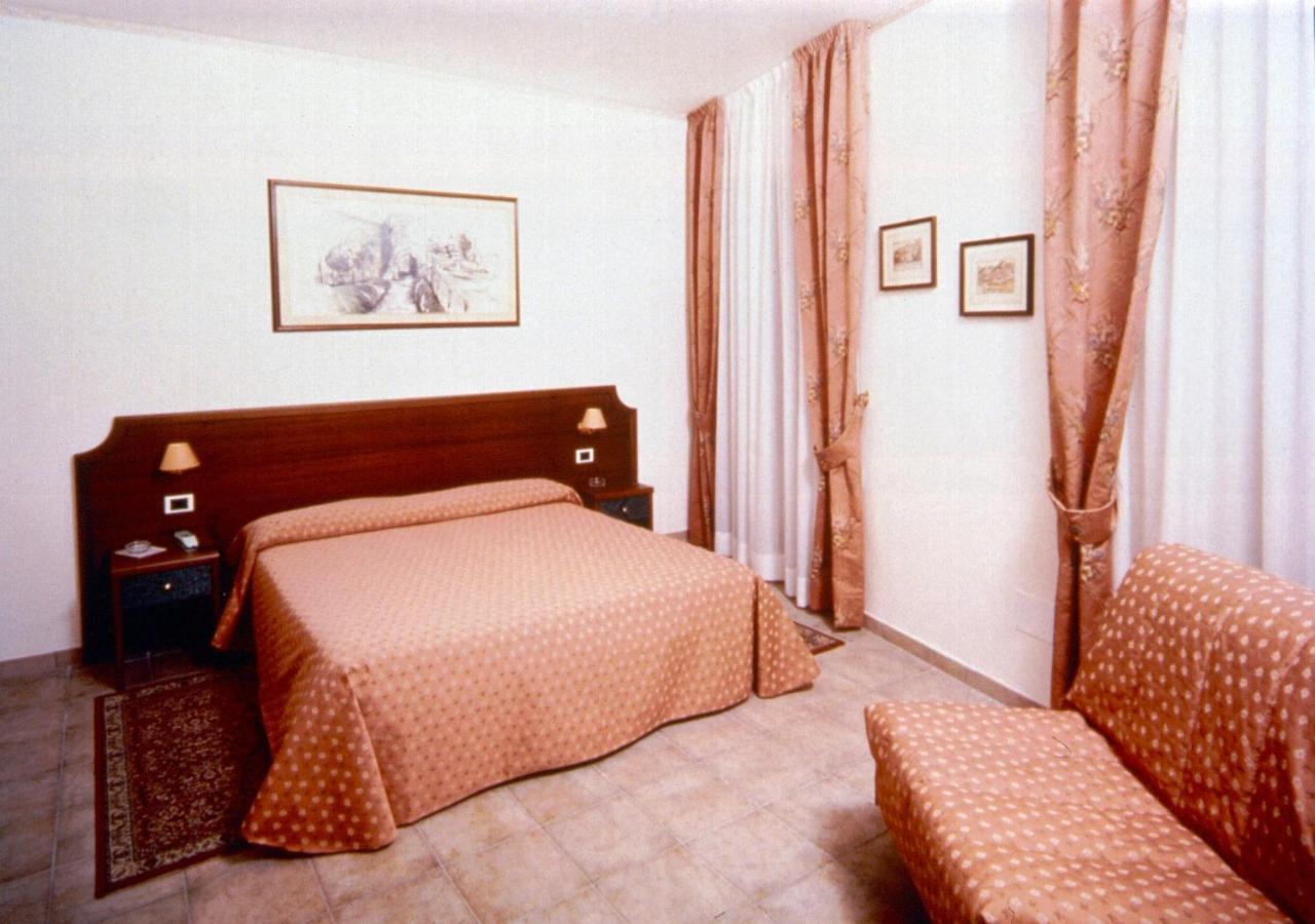 אסיסי Hotel San Pietro מראה חיצוני תמונה